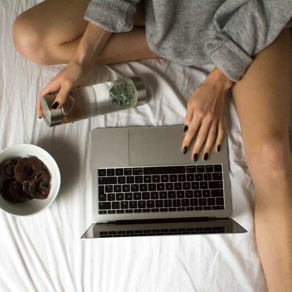 VitaJuwel ViA VITALITY | Crystal Water Bottle with Emerald & Clear Quartz for Regeneration, Rejuvenation & Renewal