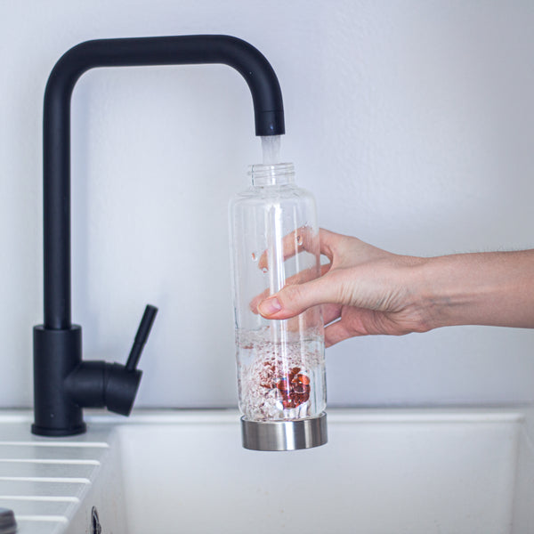 VitaJuwel ViA FITNESS | Crystal Water Bottle with Red Jasper, Magnesite & Clear Quartz - Willpower, Strength & Momentum