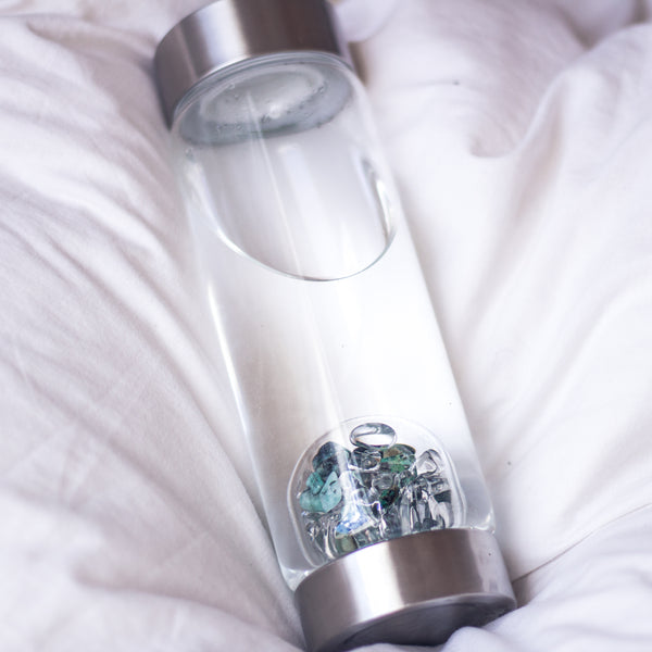 VitaJuwel ViA VITALITY | Crystal Water Bottle with Emerald & Clear Quartz for Regeneration, Rejuvenation & Renewal