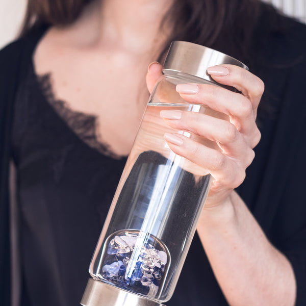 VitaJuwel ViA BALANCE | Crystal Water Bottle with Sodalite, Chalcedony & Clear Quartz for Inner Peace, Reflection & Meditation