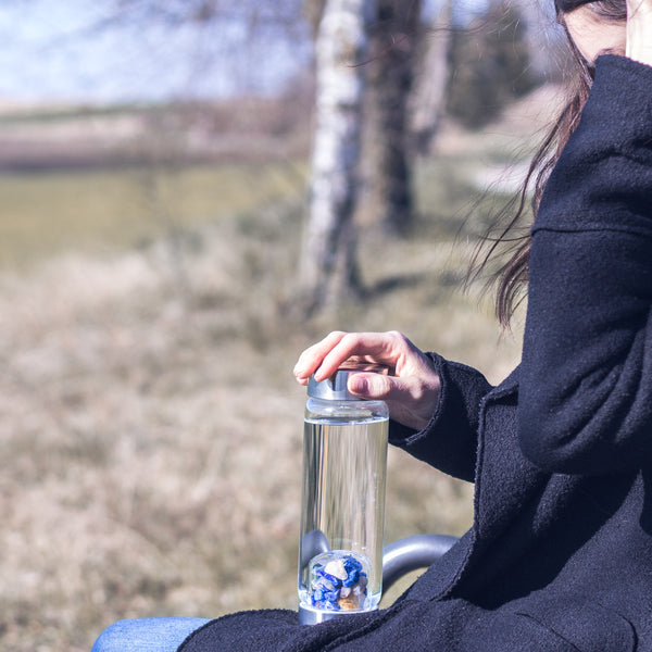 VitaJuwel ViA INSPIRATION | Crystal Water Bottle with Lapis Lazuli & Rutilated Quartz for Creativity, Focus & Dedication