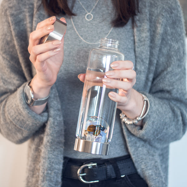 VitaJuwel ViA FIVE ELEMENTS | Crystal Water Bottle with Amethyst, Chalcedony, Petrified Wood, Rose Quartz & Agate - Reflection, Growth & Foundation