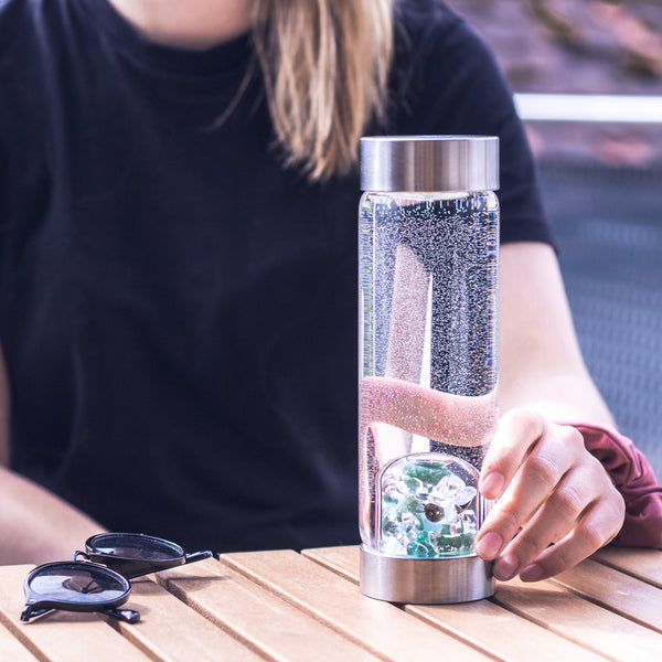 VitaJuwel ViA FOREVER YOUNG | Crystal Water Bottle with Aventurine, Aquamarine, Smoky Quartz & Clear Quartz for Cleansing / Detox, Stress-Relief & Serenity