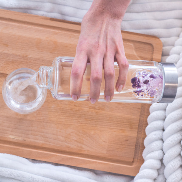 VitaJuwel ViA WELLNESS | Crystal Water Bottle with Amethyst, Rose Quartz & Clear Quartz for Calmness, Balance & Relaxation