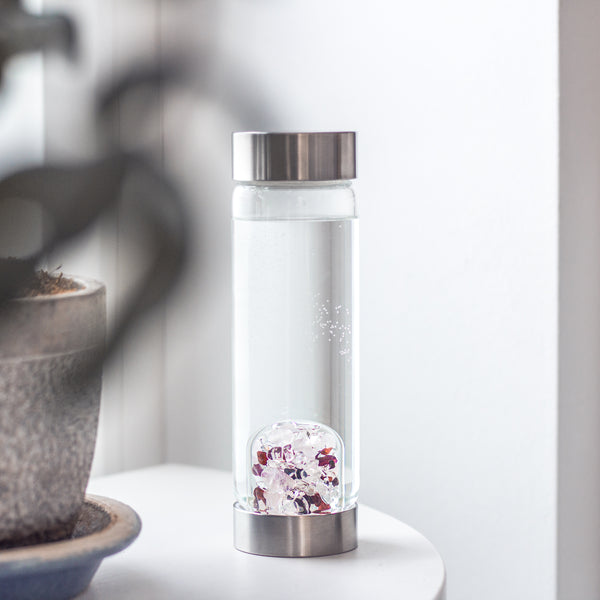 VitaJuwel ViA LOVE | Crystal Water Bottle with Rose Quartz, Garnet & Clear Quartz for Harmony, Affection & Affection