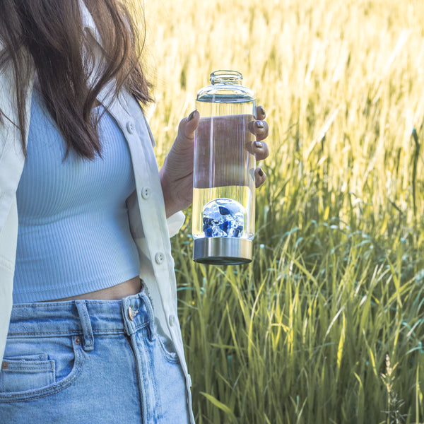 VitaJuwel ViA BALANCE | Crystal Water Bottle with Sodalite, Chalcedony & Clear Quartz for Inner Peace, Reflection & Meditation