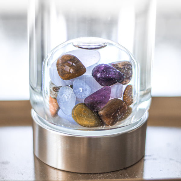 VitaJuwel ViA FIVE ELEMENTS | Crystal Water Bottle with Amethyst, Chalcedony, Petrified Wood, Rose Quartz & Agate - Reflection, Growth & Foundation