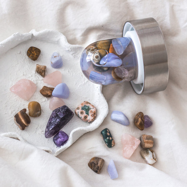 VitaJuwel ViA FIVE ELEMENTS | Crystal Water Bottle with Amethyst, Chalcedony, Petrified Wood, Rose Quartz & Agate - Reflection, Growth & Foundation