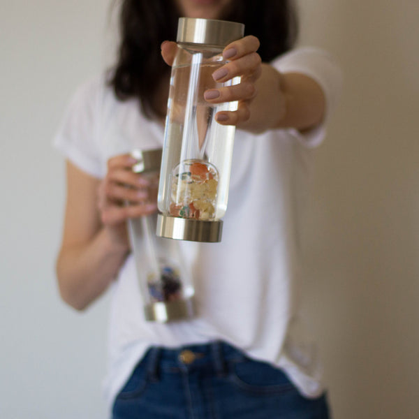 VitaJuwel ViA HAPPINESS | Crystal Water Bottle with Jade, Orange Calcite, Carnelian & Clear Quartz for Optimism, Good Luck, Motivation