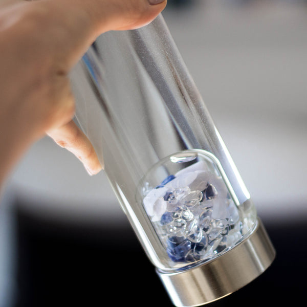 VitaJuwel ViA BALANCE | Crystal Water Bottle with Sodalite, Chalcedony & Clear Quartz for Inner Peace, Reflection & Meditation