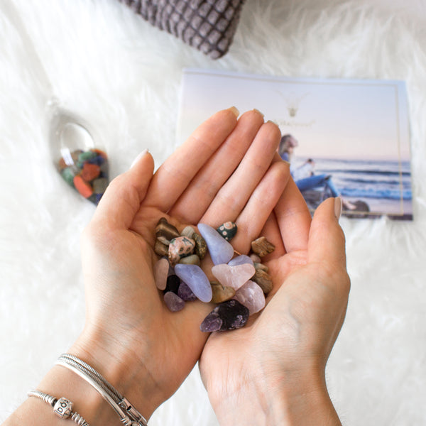VitaJuwel ViA FIVE ELEMENTS | Crystal Water Bottle with Amethyst, Chalcedony, Petrified Wood, Rose Quartz & Agate - Reflection, Growth & Foundation