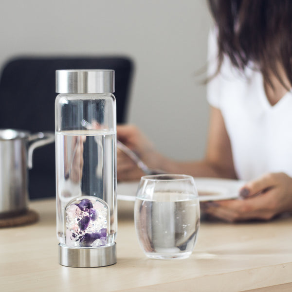 VitaJuwel ViA WELLNESS | Crystal Water Bottle with Amethyst, Rose Quartz & Clear Quartz for Calmness, Balance & Relaxation
