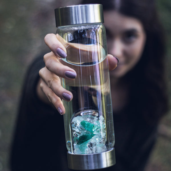VitaJuwel ViA FOREVER YOUNG | Crystal Water Bottle with Aventurine, Aquamarine, Smoky Quartz & Clear Quartz for Cleansing / Detox, Stress-Relief & Serenity