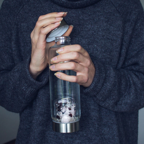 VitaJuwel ViA LOVE | Crystal Water Bottle with Rose Quartz, Garnet & Clear Quartz for Harmony, Affection & Affection