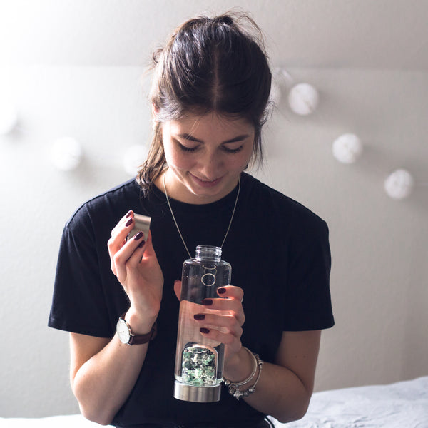 VitaJuwel ViA VITALITY | Crystal Water Bottle with Emerald & Clear Quartz for Regeneration, Rejuvenation & Renewal
