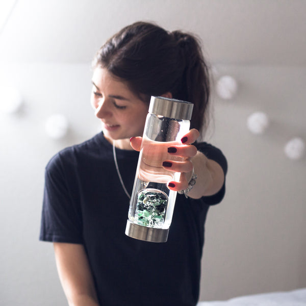 VitaJuwel ViA VITALITY | Crystal Water Bottle with Emerald & Clear Quartz for Regeneration, Rejuvenation & Renewal
