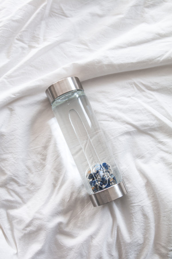 VitaJuwel ViA BALANCE | Crystal Water Bottle with Sodalite, Chalcedony & Clear Quartz for Inner Peace, Reflection & Meditation