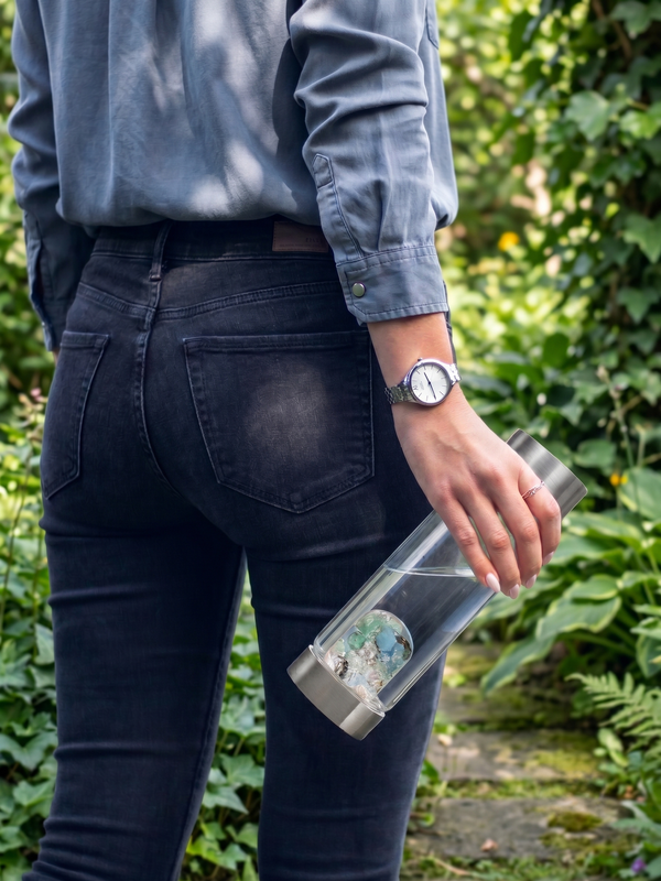 VitaJuwel ViA Longevity | Crystal Water Bottle with Emerald · Aquamarine · Smoky Quartz · Clear Quartz | Vitality · Renewal · Resilience