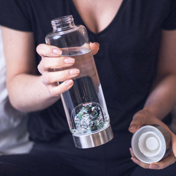 VitaJuwel ViA VITALITY | Crystal Water Bottle with Emerald & Clear Quartz for Regeneration, Rejuvenation & Renewal