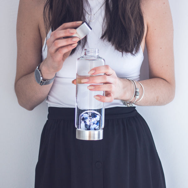VitaJuwel ViA BALANCE | Crystal Water Bottle with Sodalite, Chalcedony & Clear Quartz for Inner Peace, Reflection & Meditation