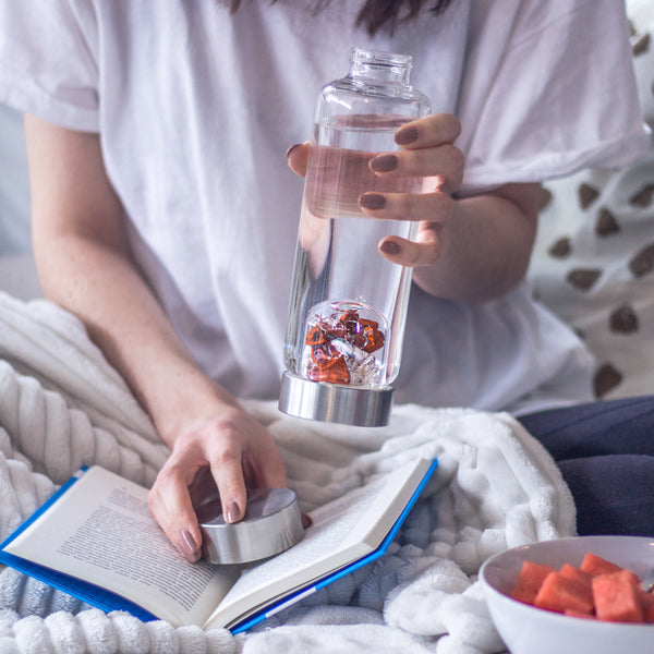 VitaJuwel ViA FITNESS | Crystal Water Bottle with Red Jasper, Magnesite & Clear Quartz - Willpower, Strength & Momentum