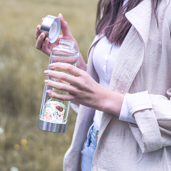 VitaJuwel ViA HAPPINESS | Crystal Water Bottle with Jade, Orange Calcite, Carnelian & Clear Quartz for Optimism, Good Luck, Motivation