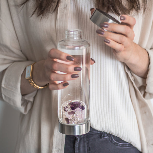 VitaJuwel ViA WELLNESS | Crystal Water Bottle with Amethyst, Rose Quartz & Clear Quartz for Calmness, Balance & Relaxation
