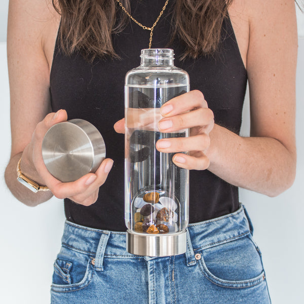 VitaJuwel ViA FIVE ELEMENTS | Crystal Water Bottle with Amethyst, Chalcedony, Petrified Wood, Rose Quartz & Agate - Reflection, Growth & Foundation