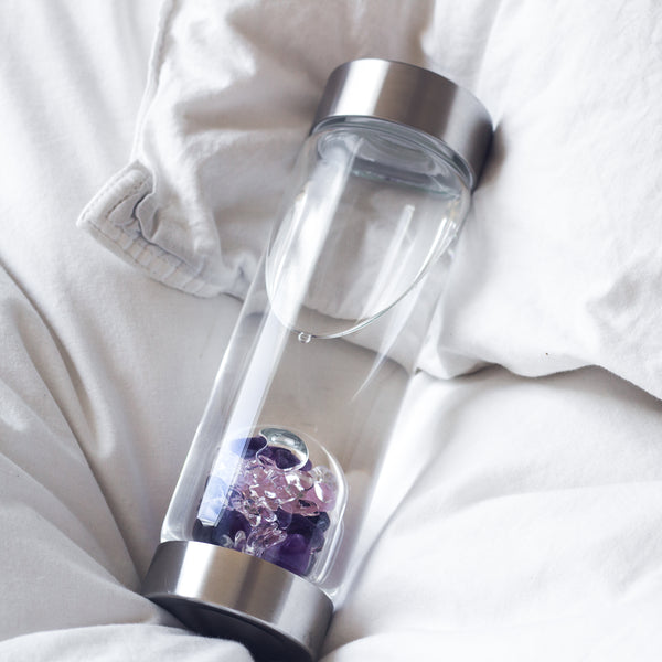 VitaJuwel ViA WELLNESS | Crystal Water Bottle with Amethyst, Rose Quartz & Clear Quartz for Calmness, Balance & Relaxation