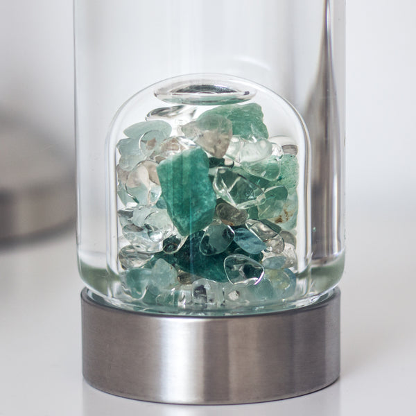 VitaJuwel ViA FOREVER YOUNG | Crystal Water Bottle with Aventurine, Aquamarine, Smoky Quartz & Clear Quartz for Cleansing / Detox, Stress-Relief & Serenity