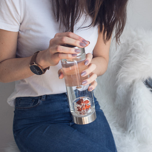 VitaJuwel ViA FITNESS | Crystal Water Bottle with Red Jasper, Magnesite & Clear Quartz - Willpower, Strength & Momentum