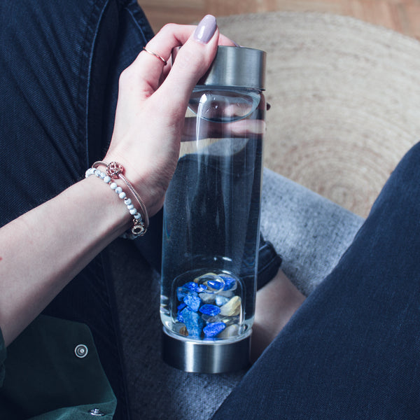 VitaJuwel ViA INSPIRATION | Crystal Water Bottle with Lapis Lazuli & Rutilated Quartz for Creativity, Focus & Dedication