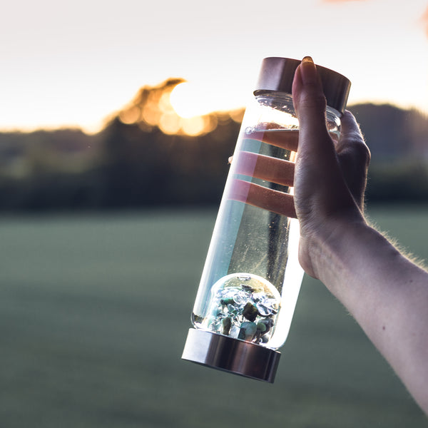 VitaJuwel ViA VITALITY | Crystal Water Bottle with Emerald & Clear Quartz for Regeneration, Rejuvenation & Renewal