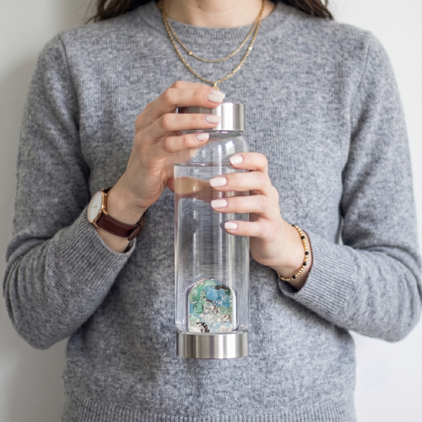 VitaJuwel ViA Longevity | Crystal Water Bottle with Emerald · Aquamarine · Smoky Quartz · Clear Quartz | Vitality · Renewal · Resilience